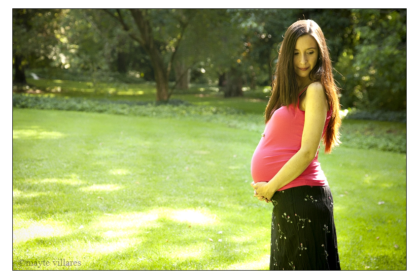Sesión de fotos de embarazo en exteriores