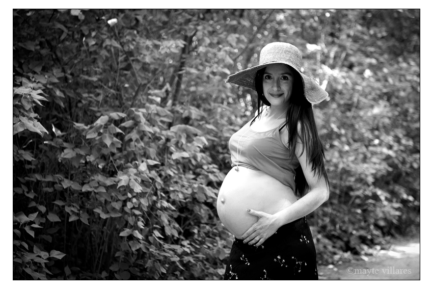 Sesión de fotos de embarazo en exteriores 
